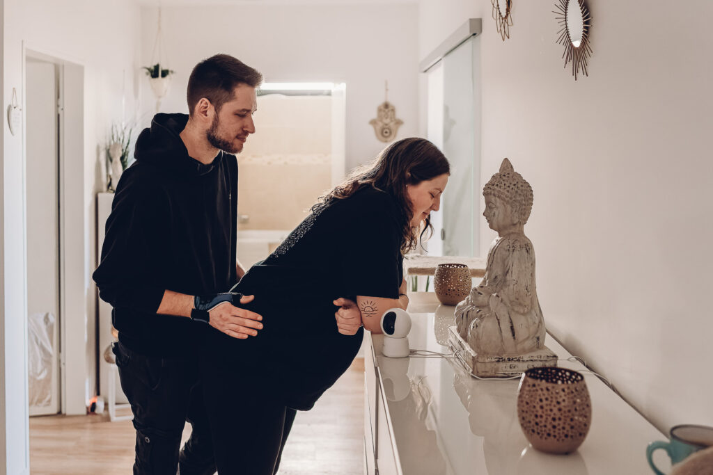 Hausgeburt Saarland – Partner unterstützt Mama während der Wehen