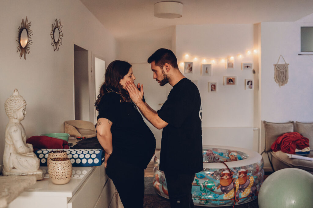 Hausgeburt Saarland – Partner unterstützt Mama während der Wehen