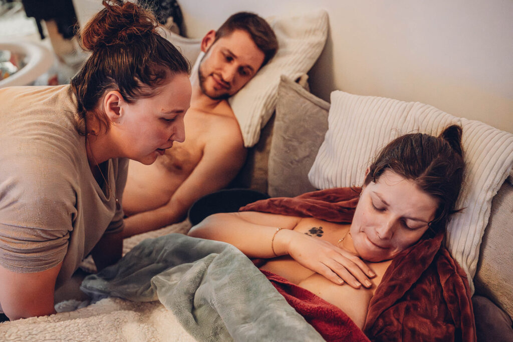 Familie begrüßt ihr Baby nach der Wassergeburt zuhause