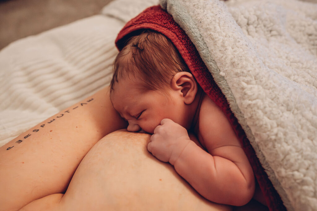 Familie begrüßt ihr Baby nach der Wassergeburt zuhause
