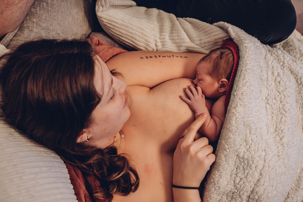 Familie begrüßt ihr Baby nach der Wassergeburt zuhause