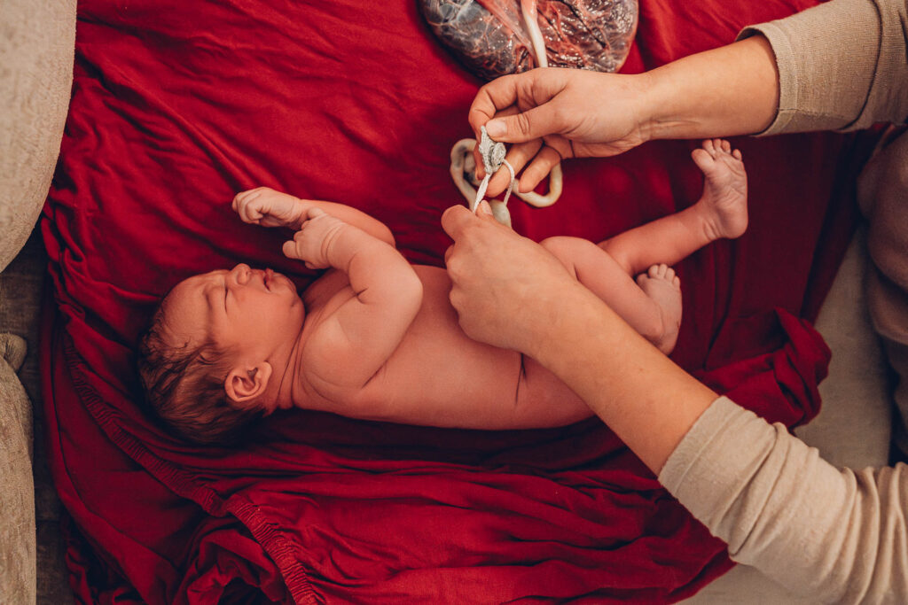 Familie begrüßt ihr Baby nach der Wassergeburt zuhause