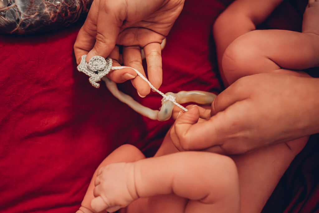 Familie begrüßt ihr Baby nach der Wassergeburt zuhause