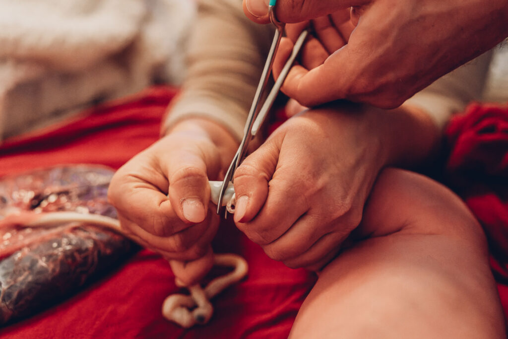 Familie begrüßt ihr Baby nach der Wassergeburt zuhause