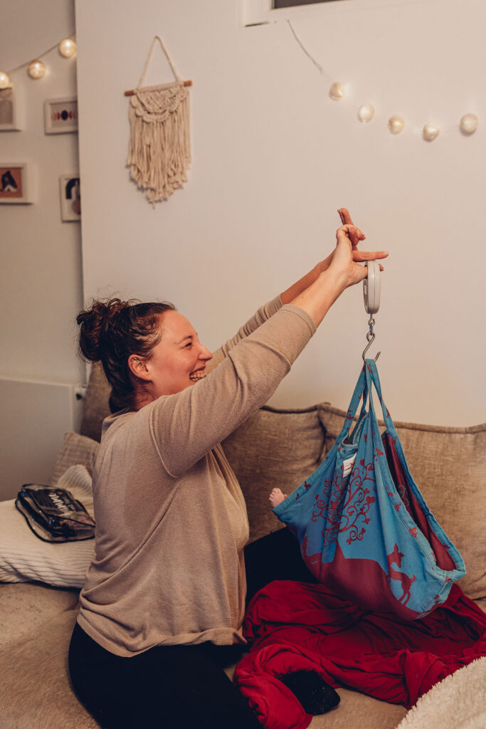 Familie begrüßt ihr Baby nach der Wassergeburt zuhause