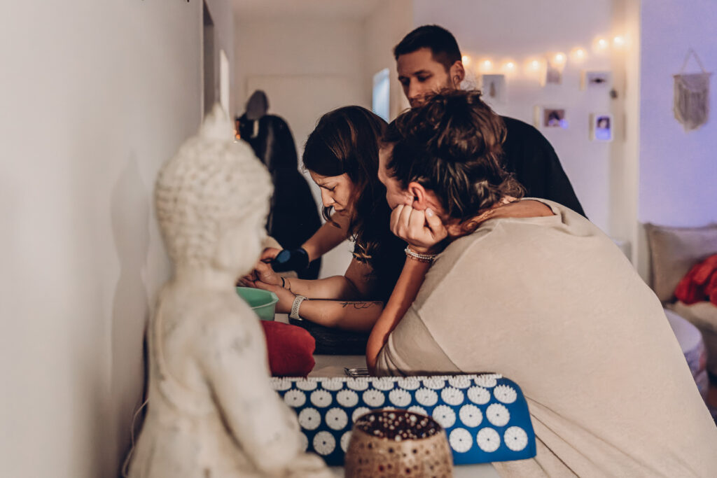 Hausgeburt Saarland – Partner unterstützt Mama während der Wehen