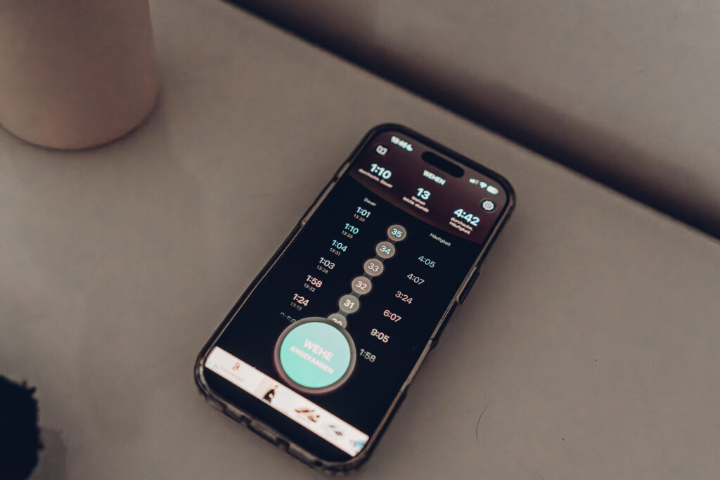 Hausgeburt Saarland – Partner unterstützt Mama während der Wehen