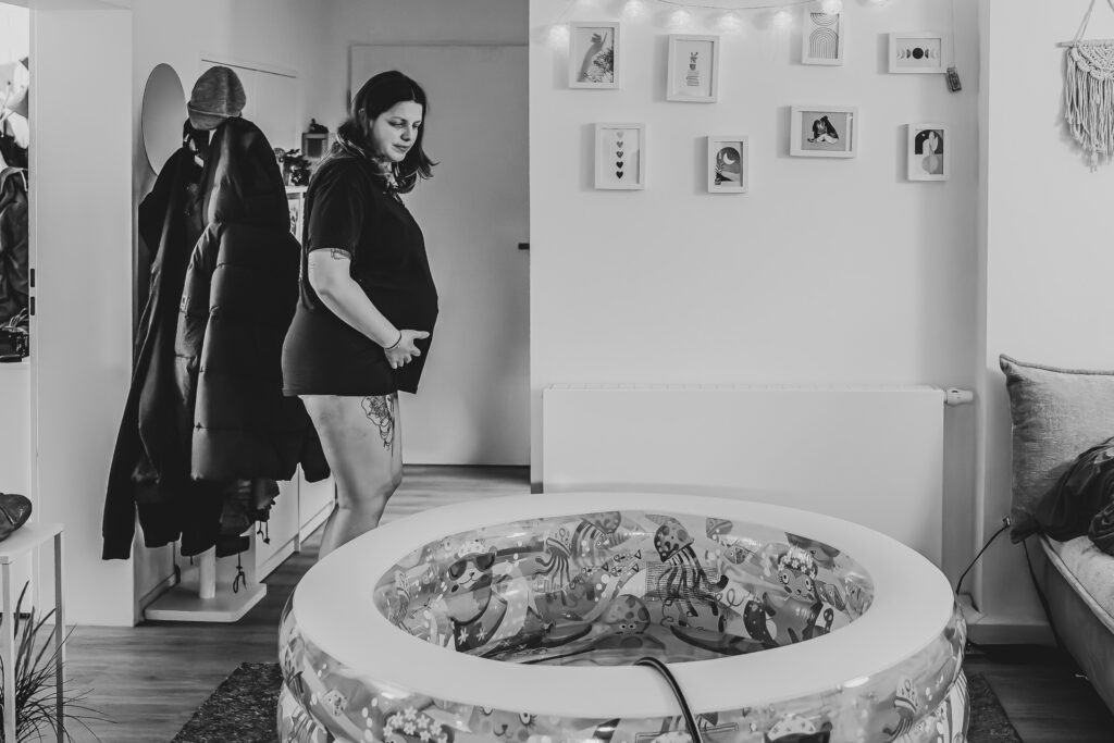 Hausgeburt Saarland – Partner unterstützt Mama während der Wehen