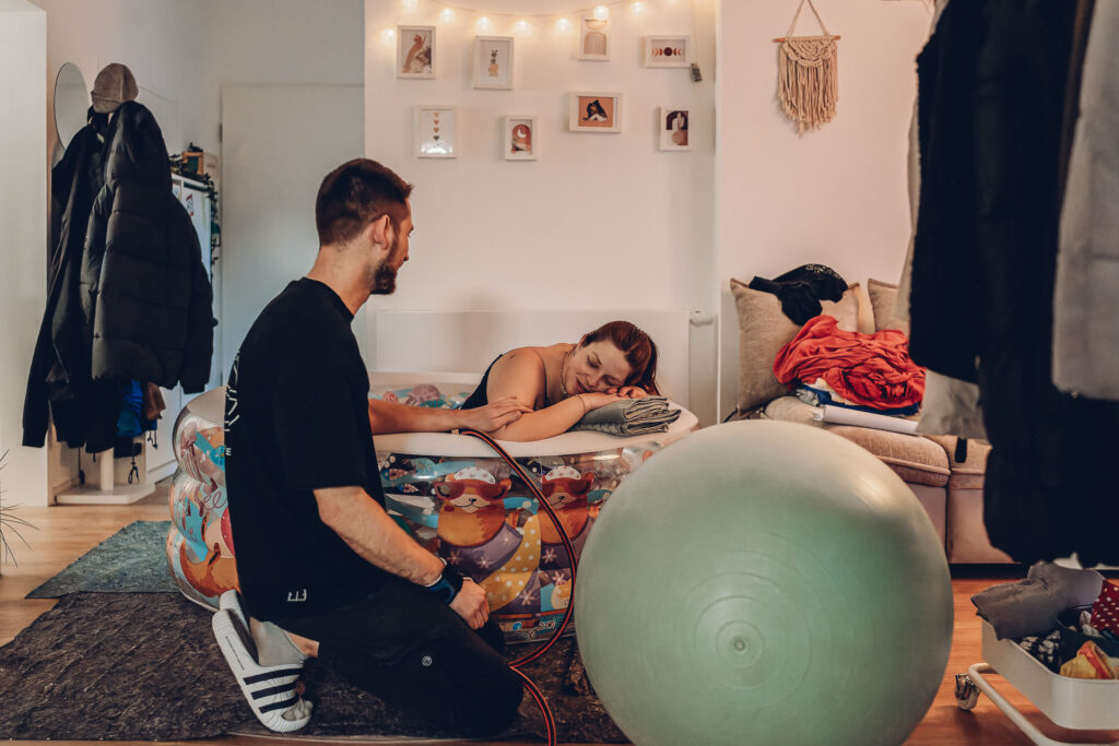 Hausgeburt Saarland – Partner unterstützt Mama während der Wehen