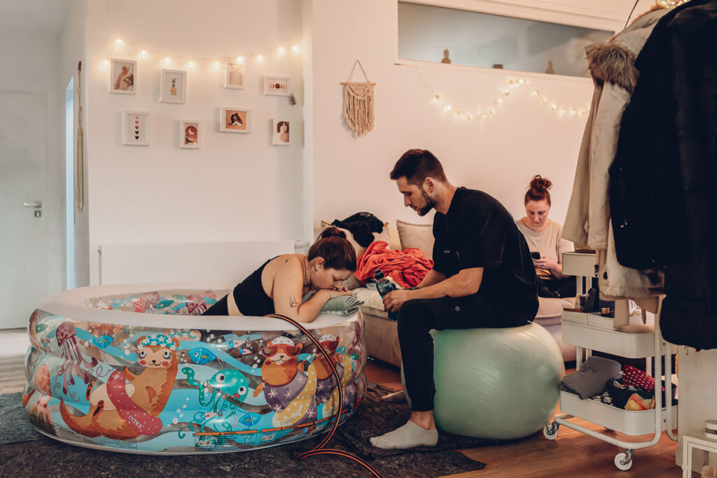 Hausgeburt Saarbrücken – Mama im Geburtspool während der Wehen zuhause