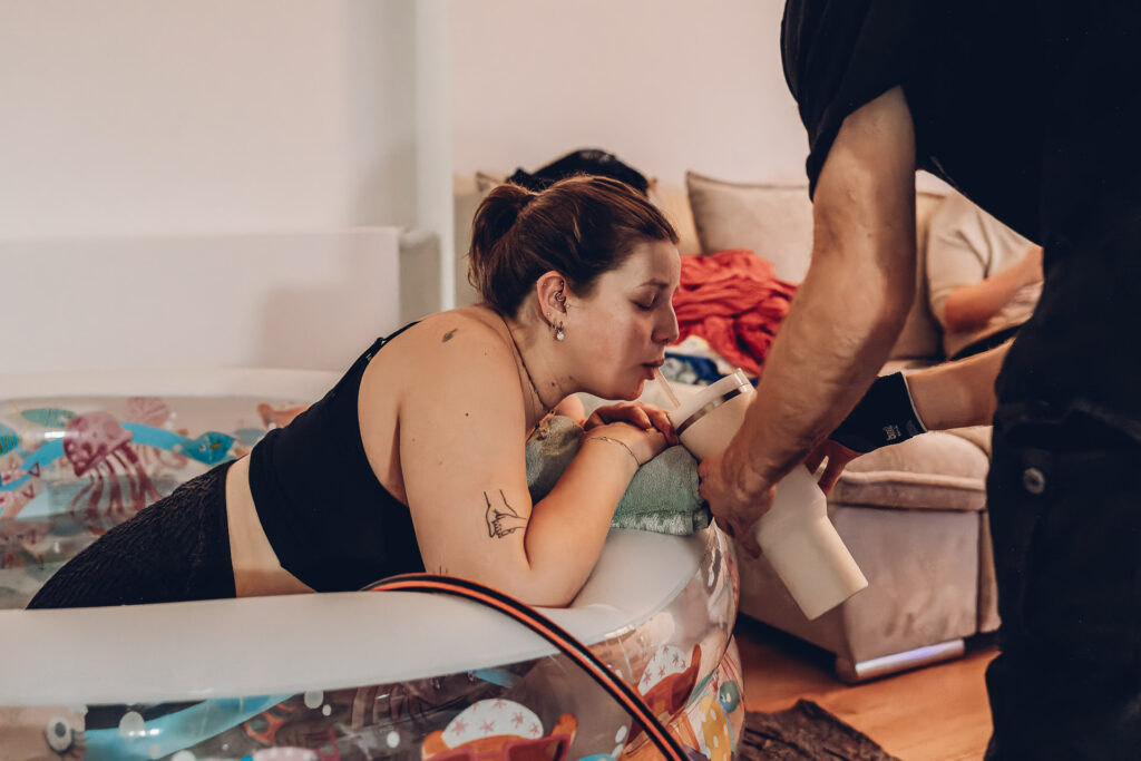 Hausgeburt Saarbrücken – Mama im Geburtspool während der Wehen zuhause