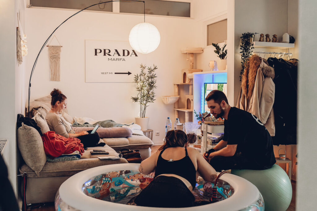 Hausgeburt Saarbrücken – Mama im Geburtspool während der Wehen zuhause