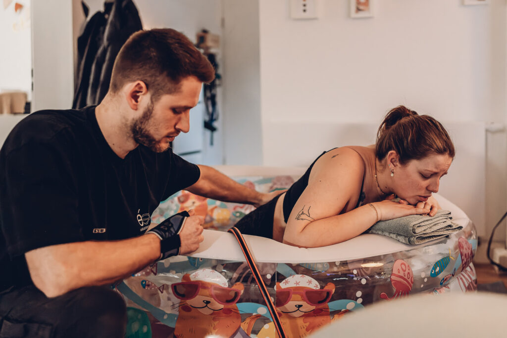 Hausgeburt Saarbrücken – Mama im Geburtspool während der Wehen zuhause