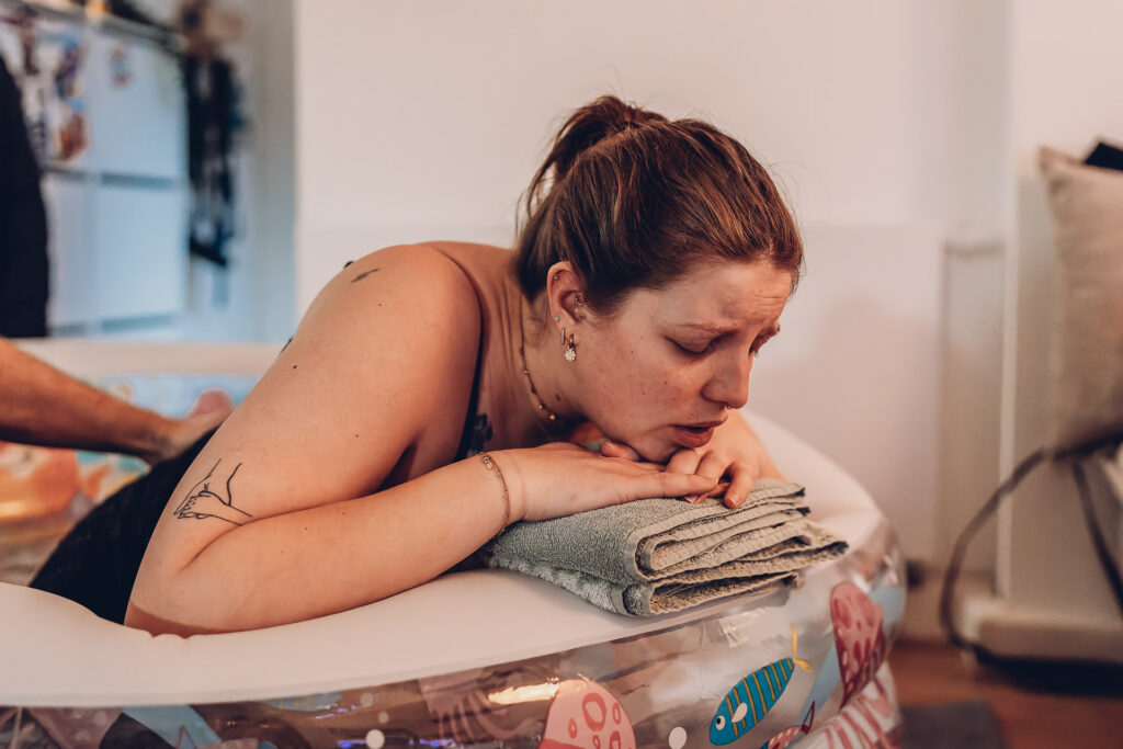 Hausgeburt Saarbrücken – Mama im Geburtspool während der Wehen zuhause