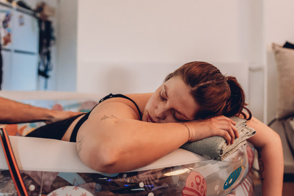 Hausgeburt Saarbrücken – Mama im Geburtspool während der Wehen zuhause