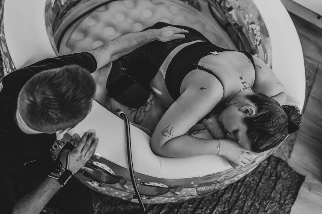 Hausgeburt Saarbrücken – Mama im Geburtspool während der Wehen zuhause