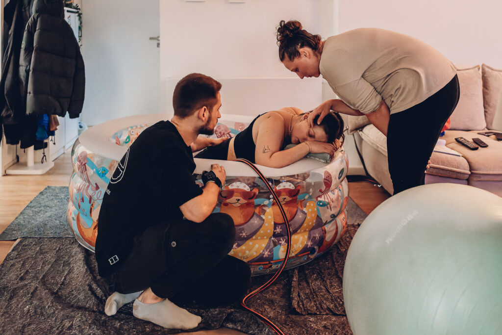 Hausgeburt Saarbrücken – Mama im Geburtspool während der Wehen zuhause