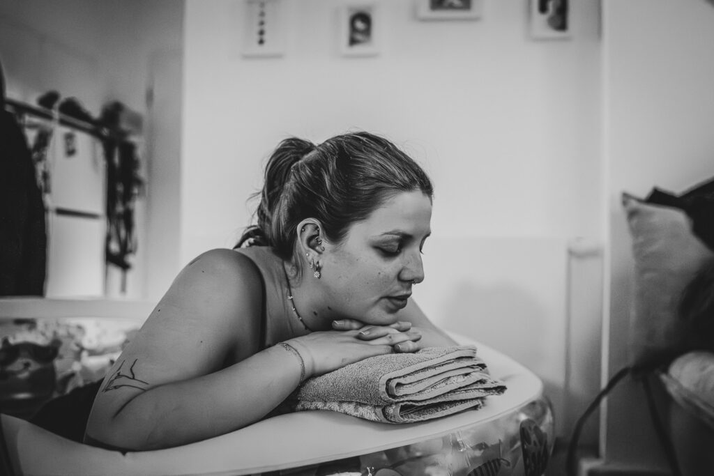 Hausgeburt Saarbrücken – Mama im Geburtspool während der Wehen zuhause