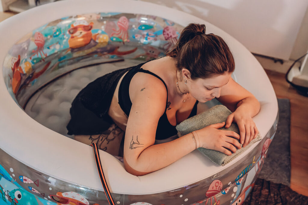 Hausgeburt Saarbrücken – Mama im Geburtspool während der Wehen zuhause