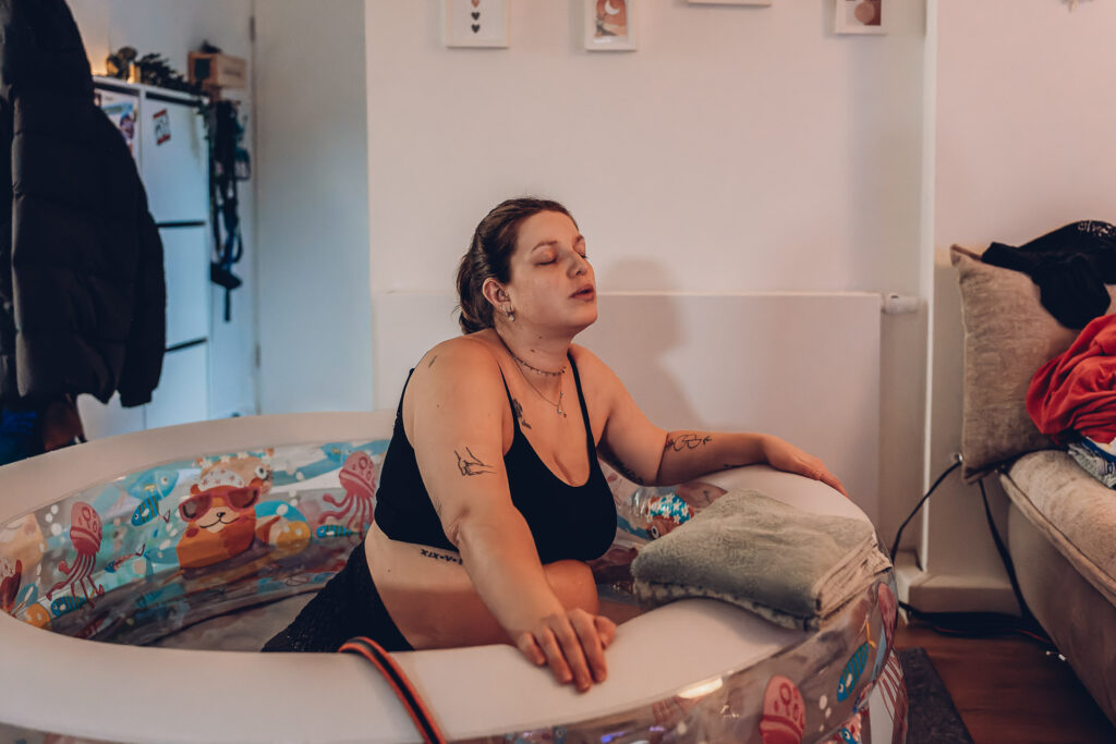 Hausgeburt Saarbrücken – Mama im Geburtspool während der Wehen zuhause