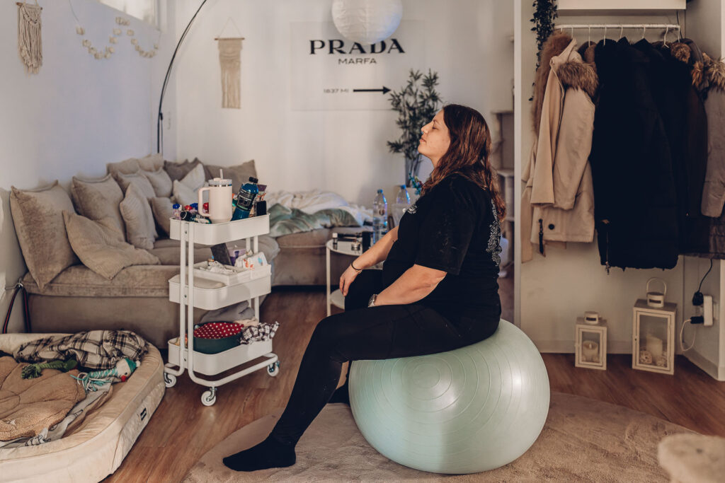 Hausgeburt Saarland – Partner unterstützt Mama während der Wehen