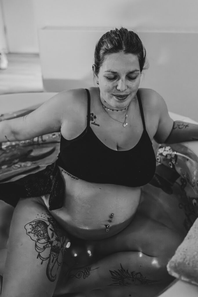 Hausgeburt Saarbrücken – Mama im Geburtspool während der Wehen zuhause