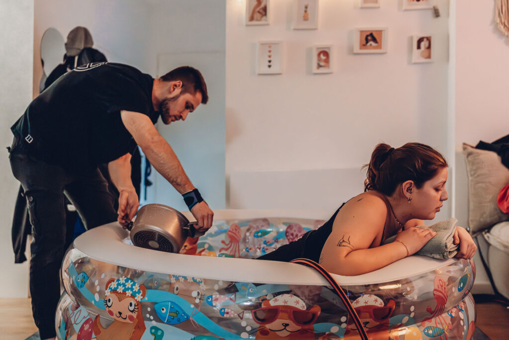 Hausgeburt Saarbrücken – Mama im Geburtspool während der Wehen zuhause