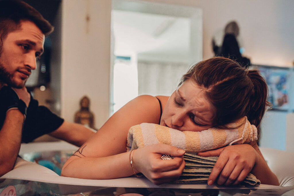 Hausgeburt Saarbrücken – Mama im Geburtspool während der Wehen zuhause