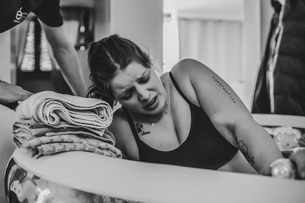 Hausgeburt Saarbrücken – Mama im Geburtspool während der Wehen zuhause