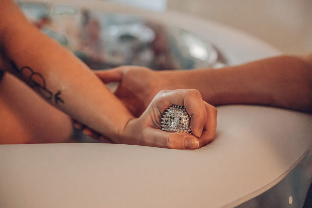 Hausgeburt Saarbrücken – Mama im Geburtspool während der Wehen zuhause