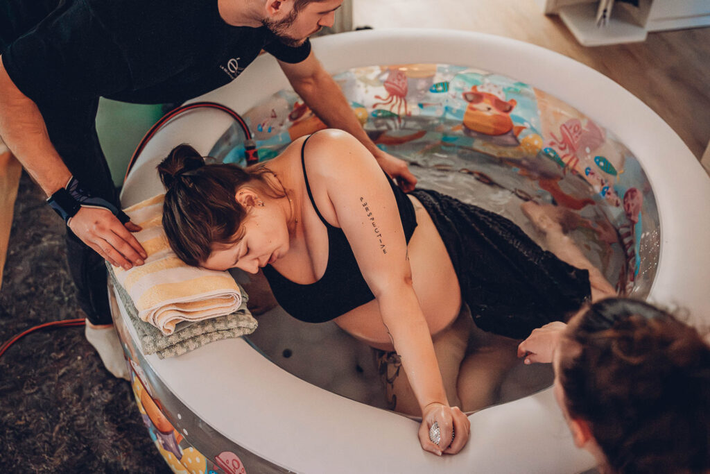 Hausgeburt Saarbrücken – Mama im Geburtspool während der Wehen zuhause