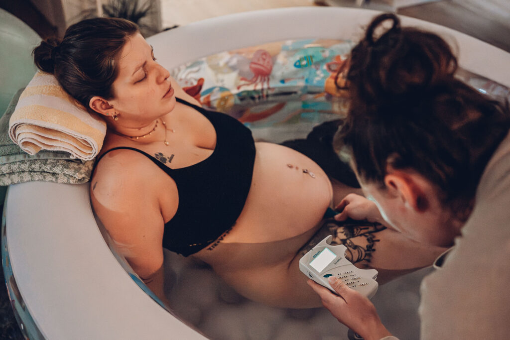 Hausgeburt Saarbrücken – Mama im Geburtspool während der Wehen zuhause