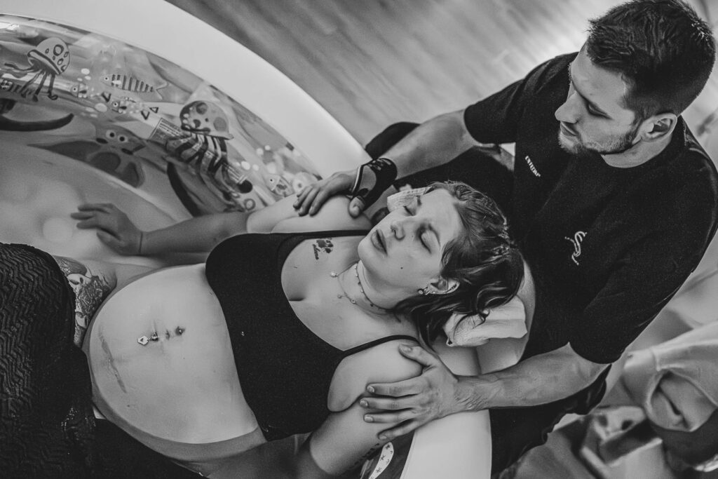 Hausgeburt Saarbrücken – Mama im Geburtspool während der Wehen zuhause