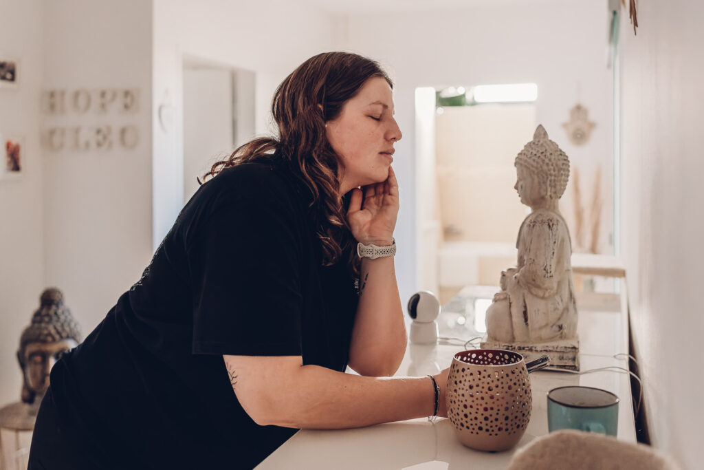 Hausgeburt Saarland – Partner unterstützt Mama während der Wehen