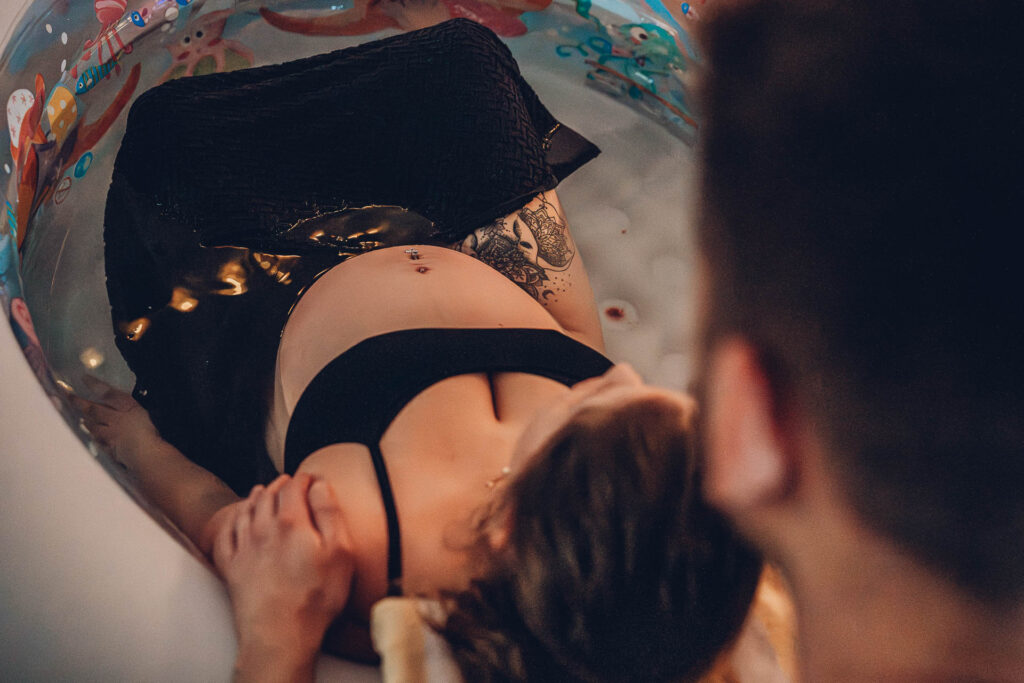 Hausgeburt Saarbrücken – Mama im Geburtspool während der Wehen zuhause