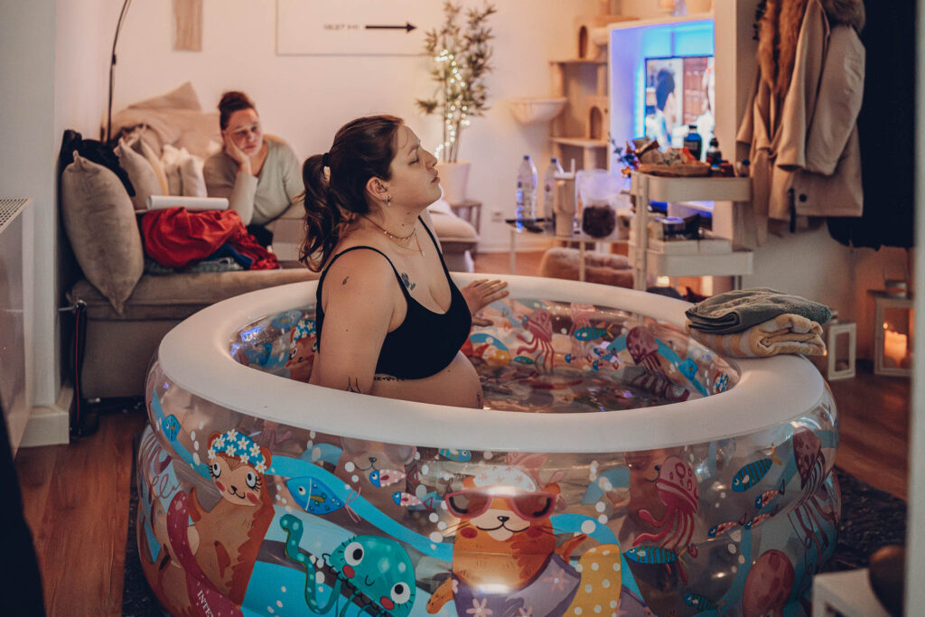 Hausgeburt Saarbrücken – Mama im Geburtspool während der Wehen zuhause