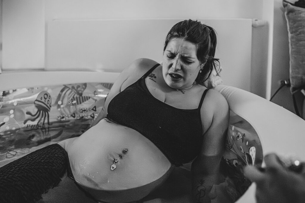 Hausgeburt Saarbrücken – Mama im Geburtspool während der Wehen zuhause