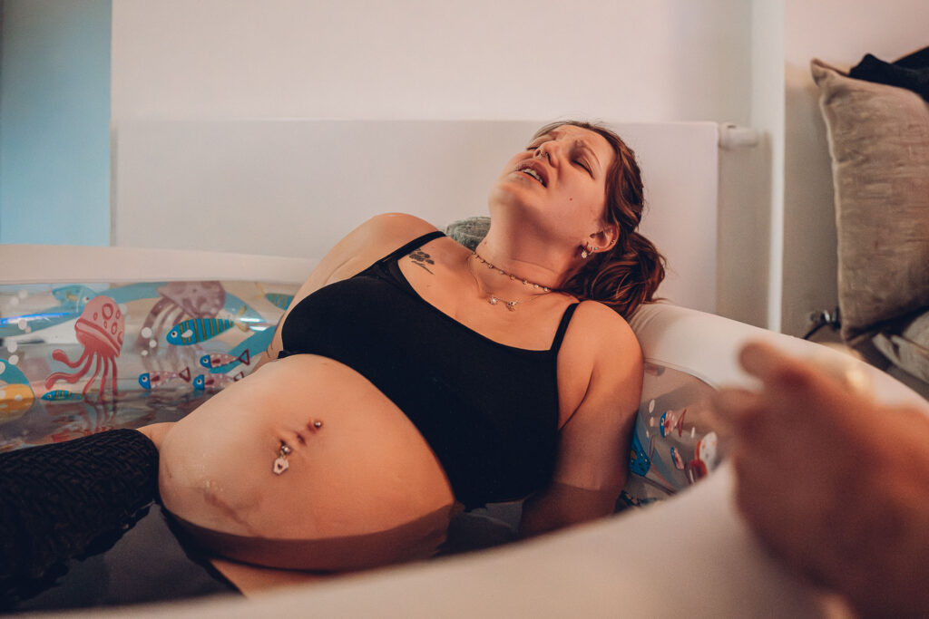 Hausgeburt Saarbrücken – Mama im Geburtspool während der Wehen zuhause