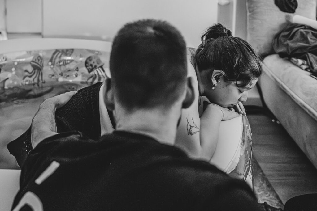 Hausgeburt Saarbrücken – Mama im Geburtspool während der Wehen zuhause