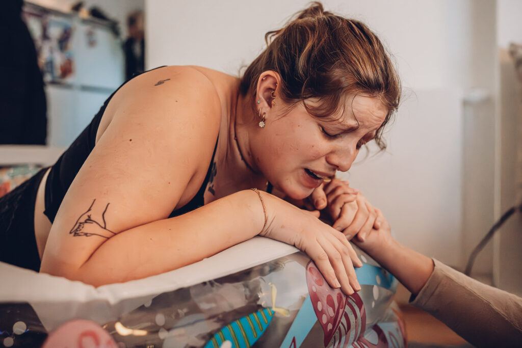 Hausgeburt Saarbrücken – Mama im Geburtspool während der Wehen zuhause