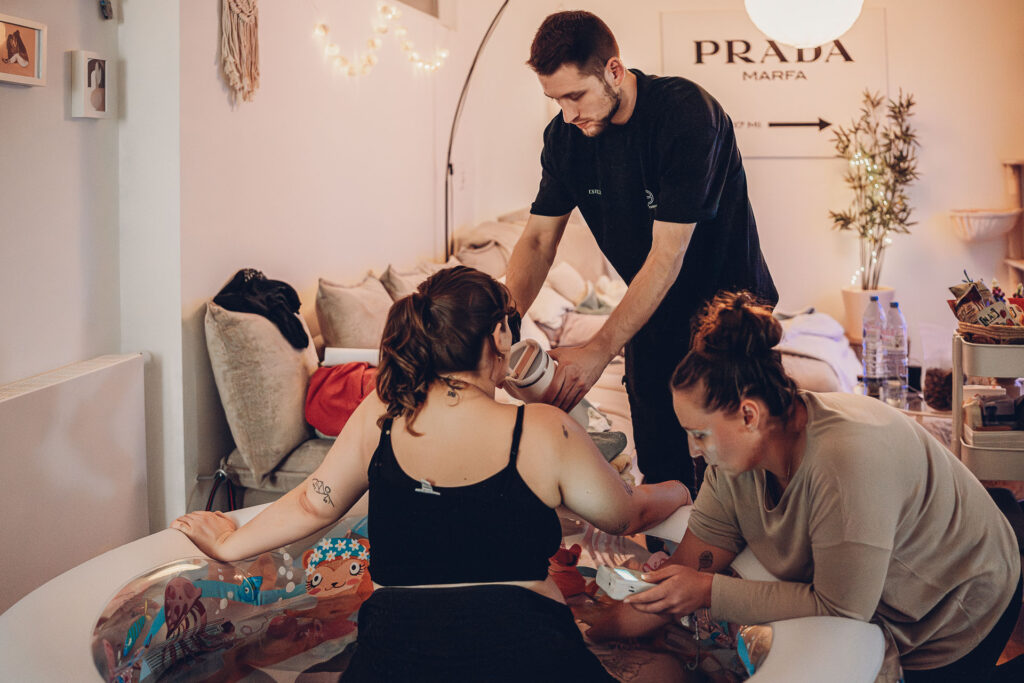 Hausgeburt Saarbrücken – Mama im Geburtspool während der Wehen zuhause