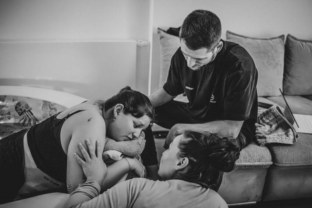 Hausgeburt Saarbrücken – Mama im Geburtspool während der Wehen zuhause