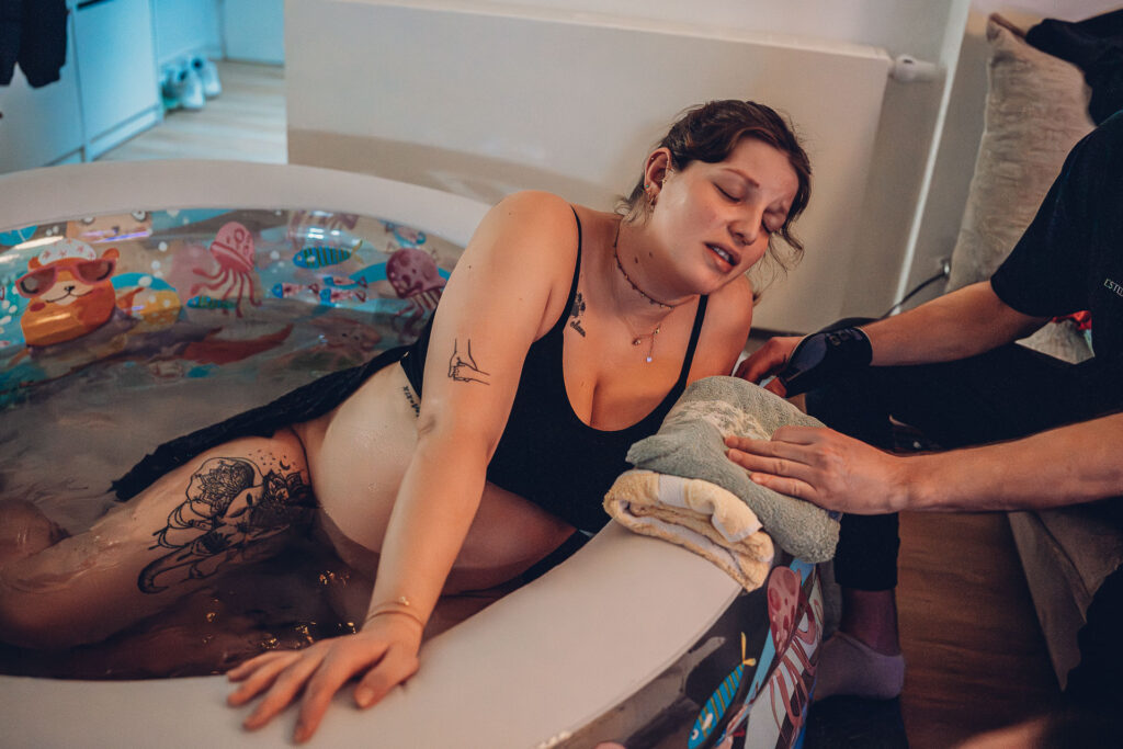 Hausgeburt Saarbrücken – Mama im Geburtspool während der Wehen zuhause