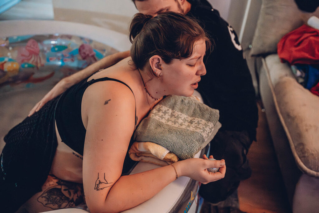 Hausgeburt Saarbrücken – Mama im Geburtspool während der Wehen zuhause