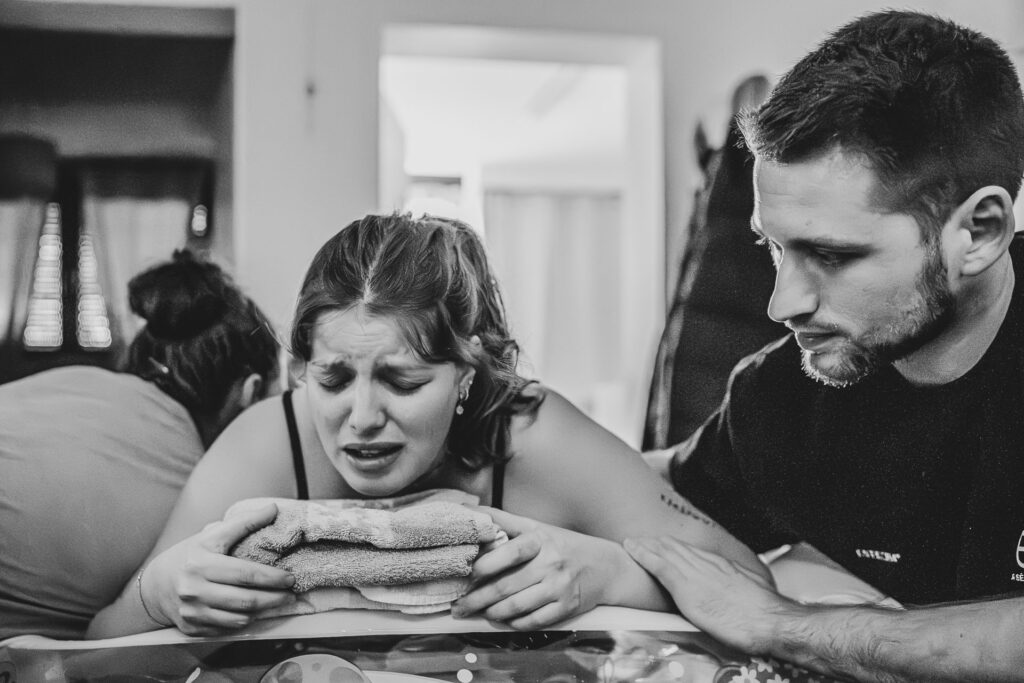 Hausgeburt Saarbrücken – Mama im Geburtspool während der Wehen zuhause