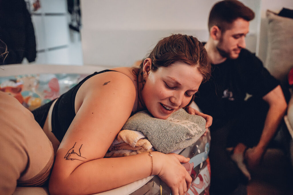 Hausgeburt Saarbrücken – Mama im Geburtspool während der Wehen zuhause