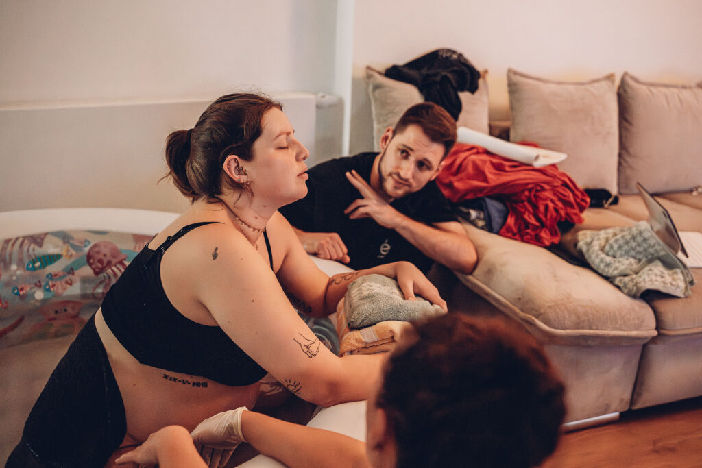 Hausgeburt Saarbrücken – Mama im Geburtspool während der Wehen zuhause