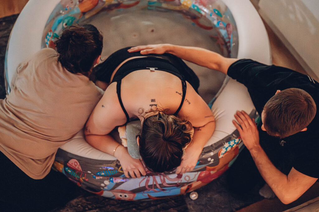 Hausgeburt Saarbrücken – Mama im Geburtspool während der Wehen zuhause