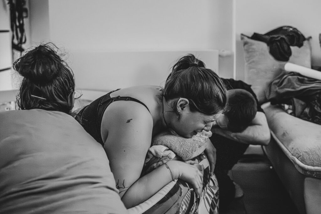 Hausgeburt Saarbrücken – Mama im Geburtspool während der Wehen zuhause