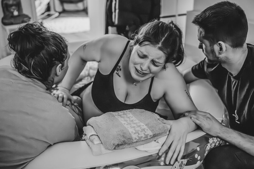Hausgeburt Saarbrücken – Mama im Geburtspool während der Wehen zuhause